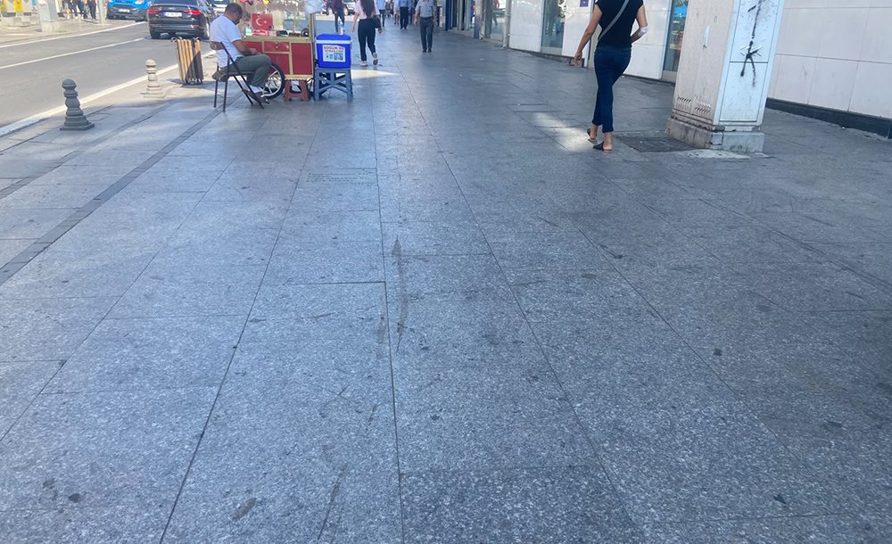 Kaldırımın Kirli Görüntüsü Tepki Çekiyor
