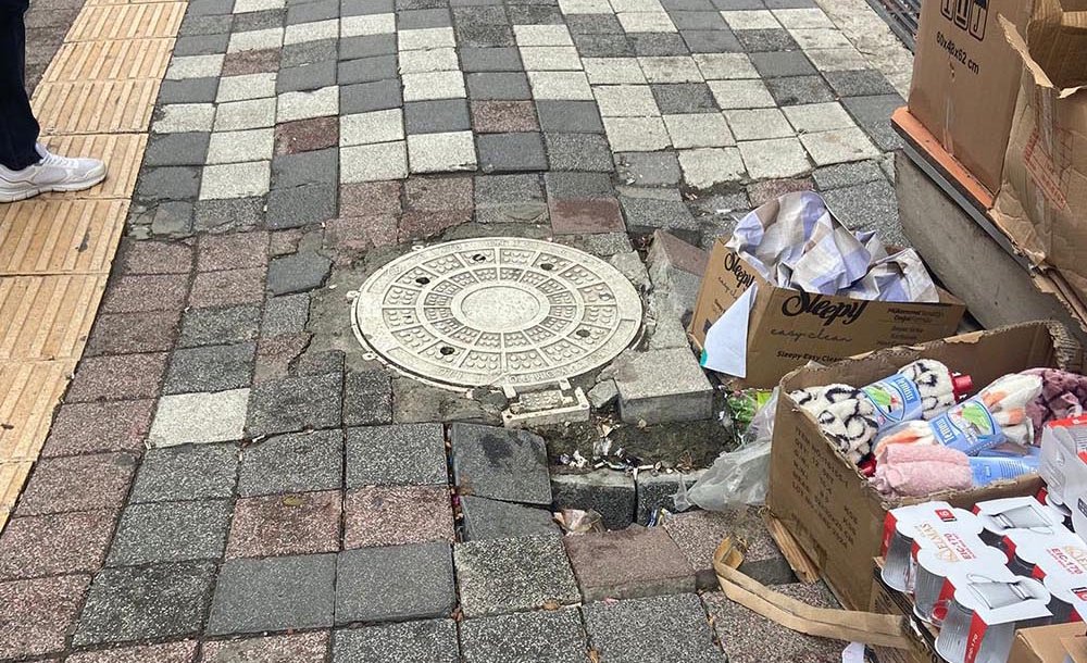 Kaldırımlar Bir Bir Çöküyor