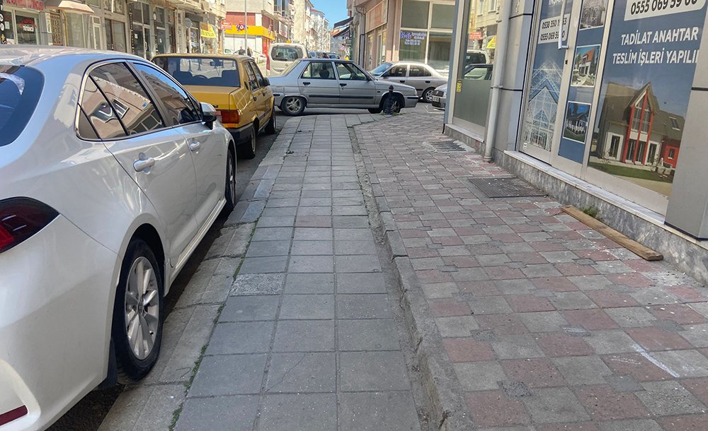 Kaldırımlar Kör Çıkmaz Gibi