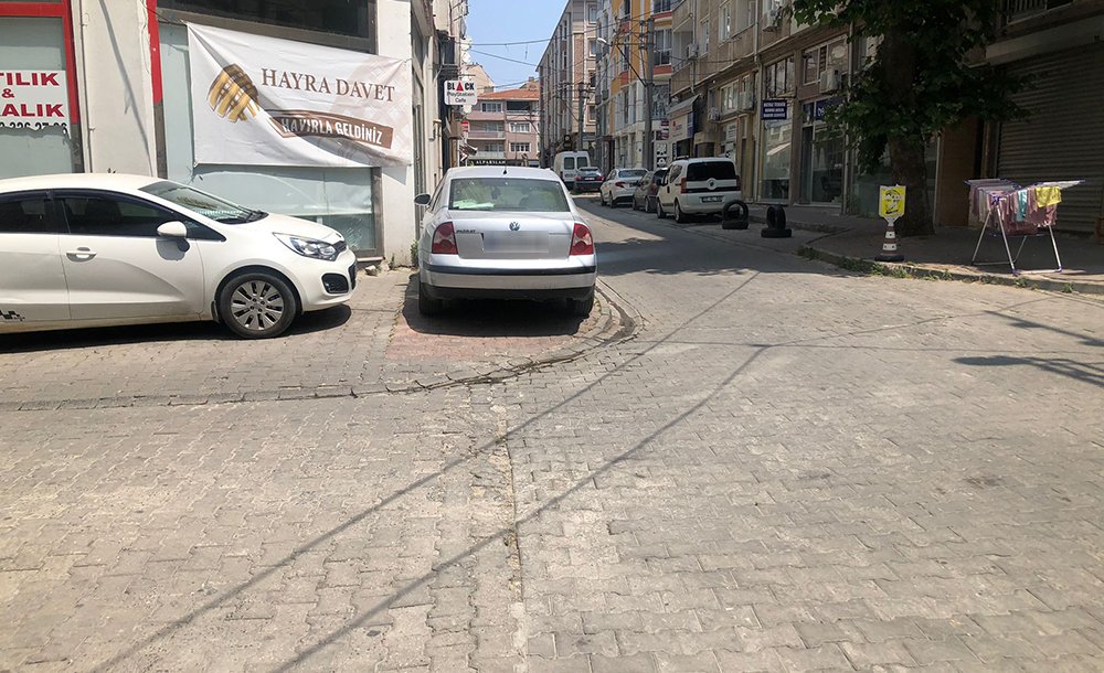 Kaldırımlar Park Yeri Haline Geldi! 