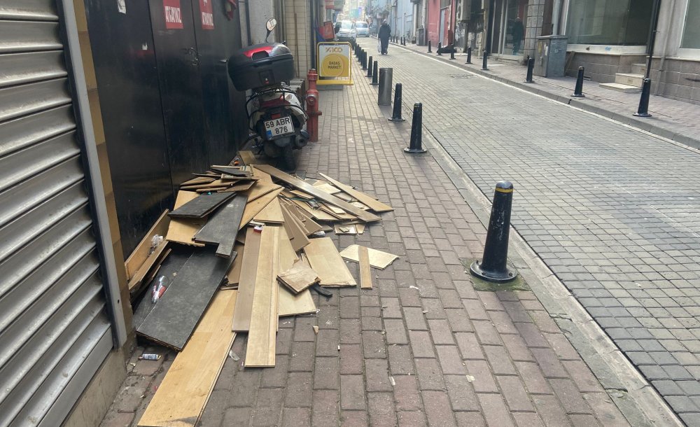 Kaldırımlara Atılan Eşyalara Vatandaştan Tepki 