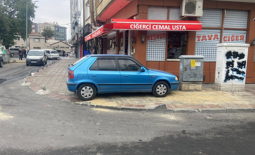 Kaldırımlara Park Eden Araçlar Tepki Çekiyor