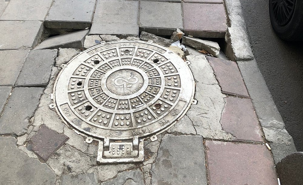Kaldırımların Çökmesine Çözüm Bulunamıyor 