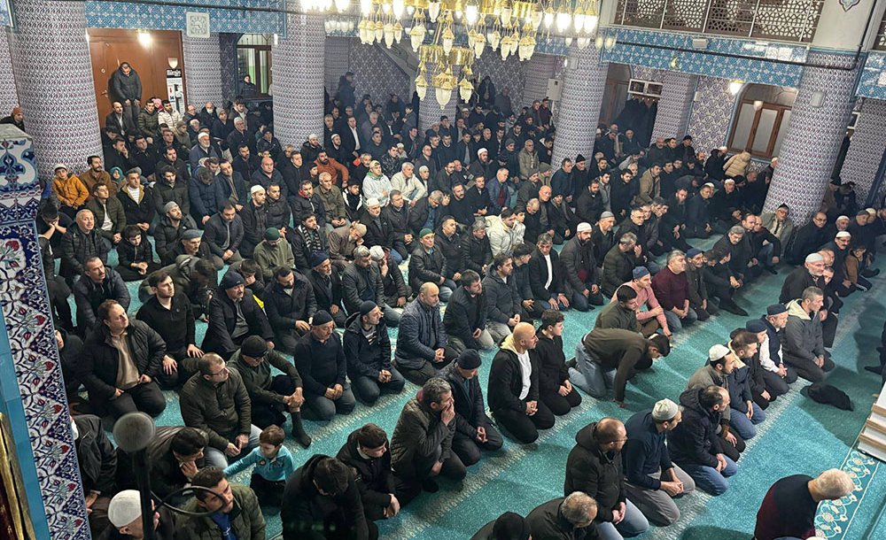 Kandil Nedeniyle Camiler Doldu Taştı 