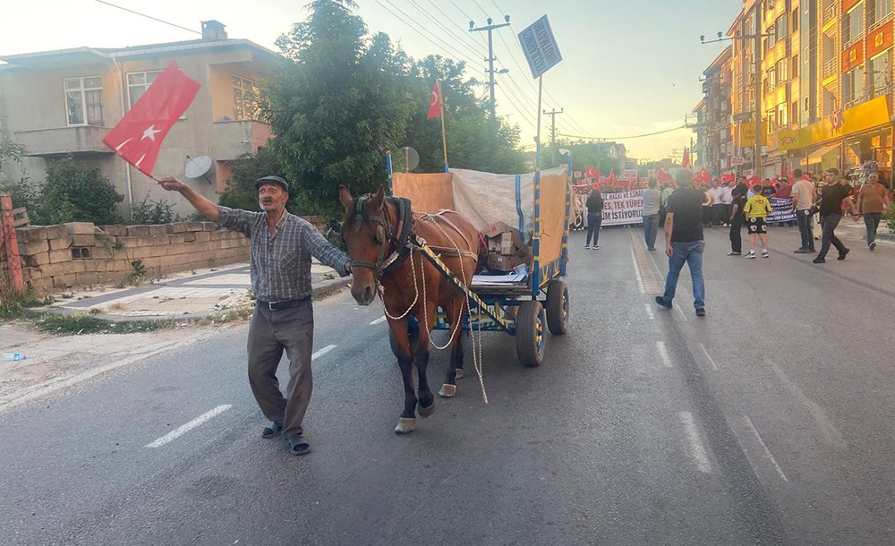 Kapatılan Yol İçin Binlerce Kişi Yürüdü 
