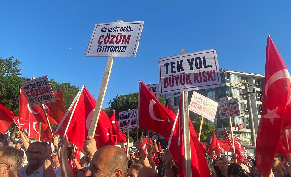 Kapatılan Yol İçin Binlerce Kişi Yürüdü 