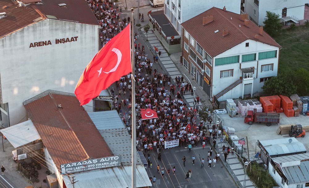 Kapatılan Yol İçin Binlerce Kişi Yürüdü 