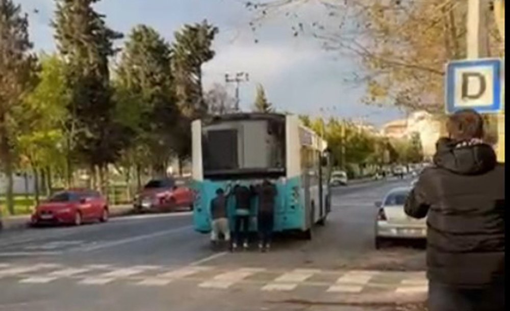 Kaykaycı Çocuklardan Tehlikeli Yolculuk