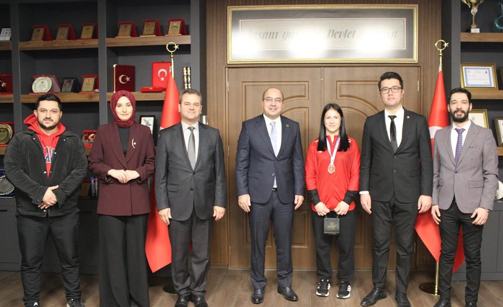 Kaymakam Duman, Türkiye Şampiyonu Esmanur Kara'yı Ağırladı