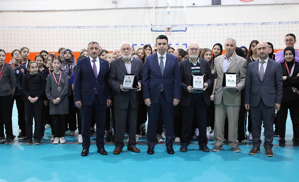 Kaymakam Eren Kapalı Spor Salonu Açılışını Yaptı 