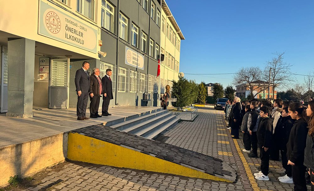 Kaymakam Erten, Bayrak Törenine Katıldı 
