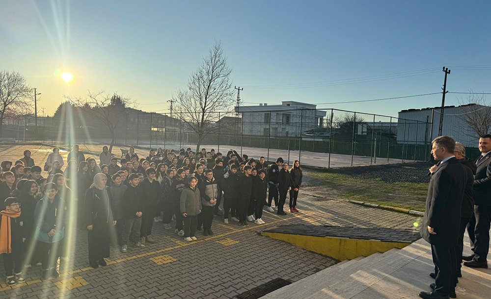 Kaymakam Erten, Bayrak Törenine Katıldı 