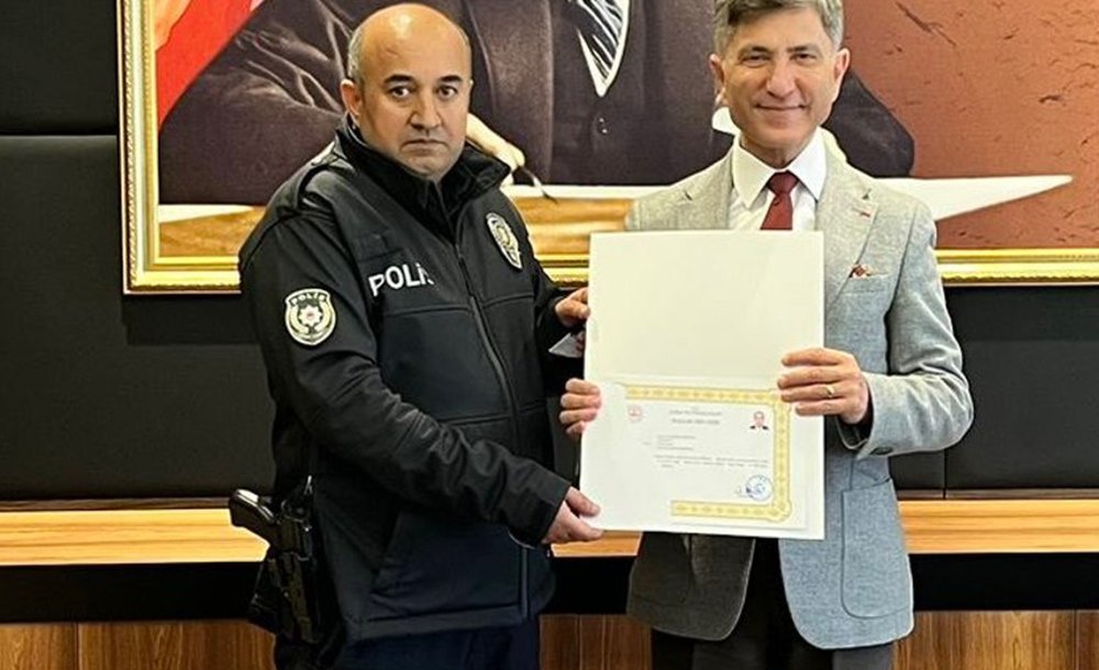 Kaymakam Erten'den Polis Memuruna Başarı Belgesi 