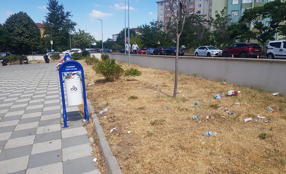 Kaymakamlık Önündeki Çöpler Tepki Çekti 