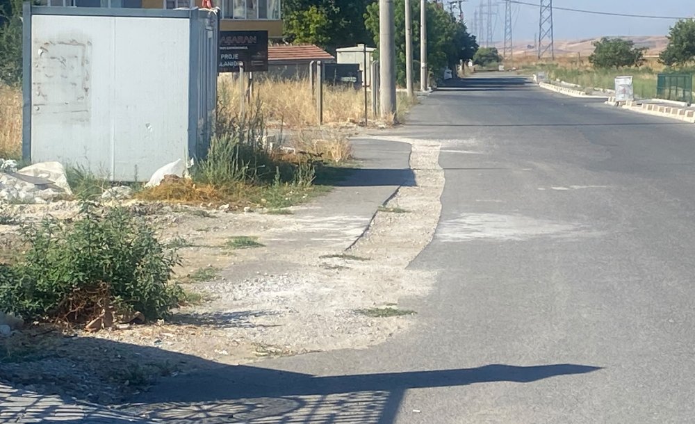 Kazılan Yol Yapılmayı Bekliyor