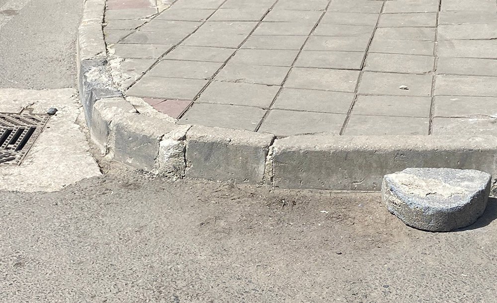 Kırık Taşlar Tepki Çekiyor 