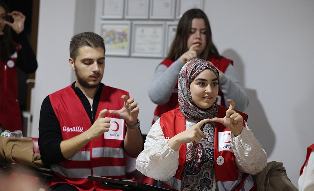 Kızılay Gönüllülerine İşaret Dili Eğitimi