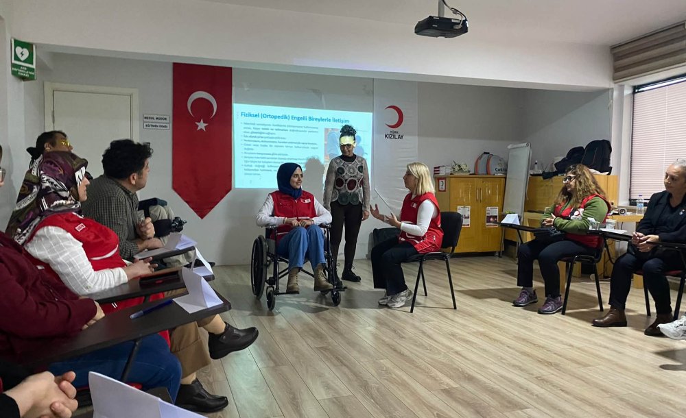 Kızılay'da Engelsiz Yaşam Kültürü Eğitimi Verildi