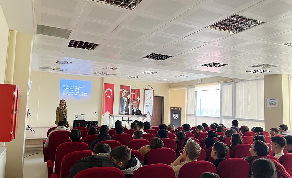 Lisede İnsan Halkları Semineri Düzenlendi 
