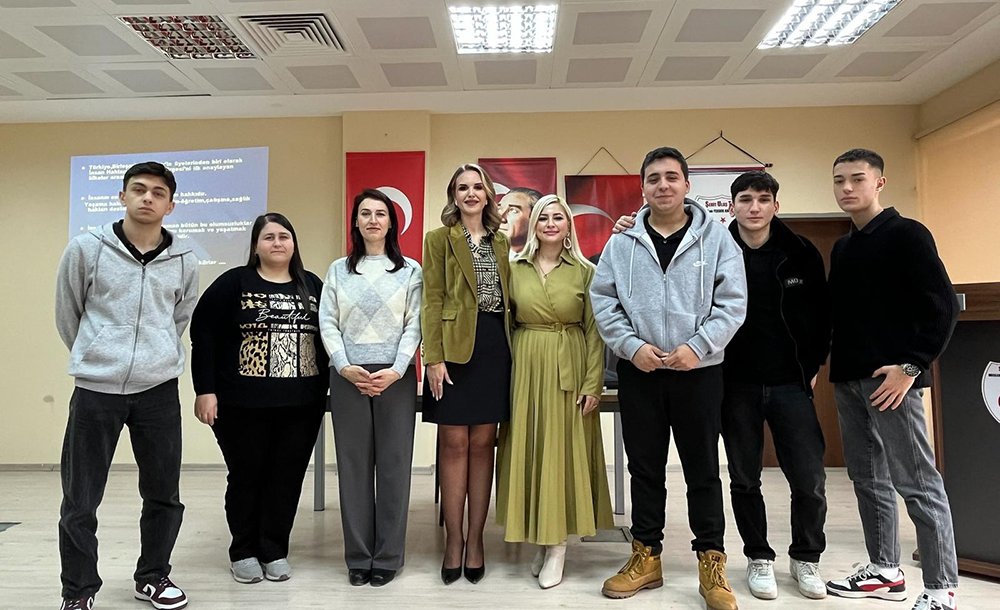 Lisede İnsan Halkları Semineri Düzenlendi 
