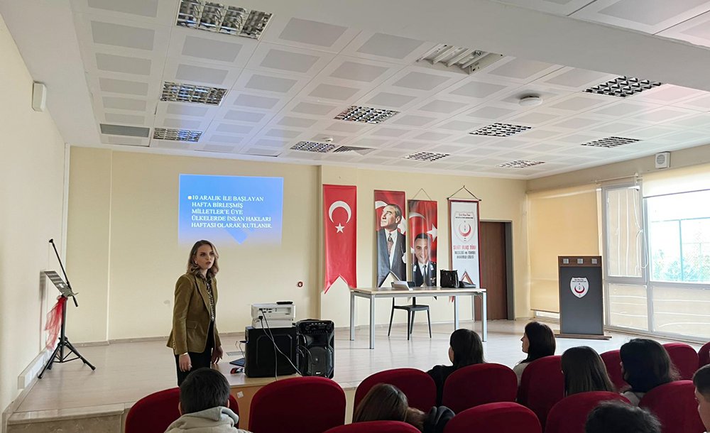 Lisede İnsan Halkları Semineri Düzenlendi 