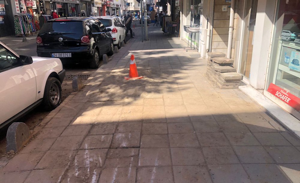 Mandıracı Caddesi'nde Vatandaşın Kaldırım Çilesi 