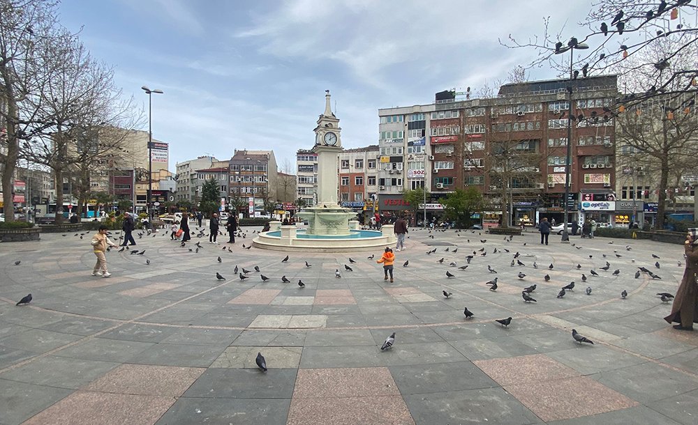 Meydandaki Kuş Pislikleri Tepki Çekiyor 