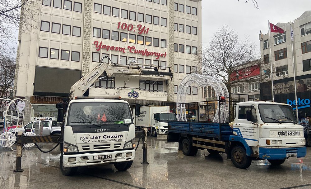 Meydanlar 14 Şubat İçin Süsleniyor 