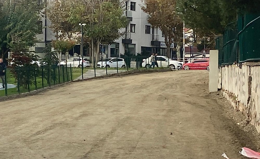 Millet Bahçesinin Yanındaki Yolda Düzenleme 
