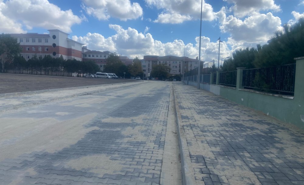 Öğrenciler Çamur Ve Tozdan Kurtuldu 