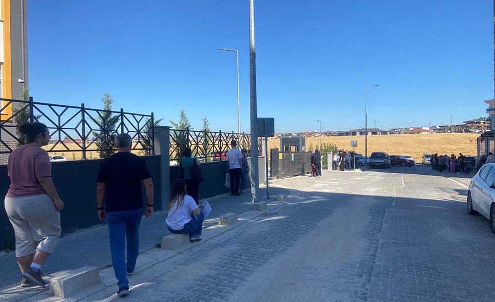 Öğrenciler İçerde, Veliler Dışarda Heyecan Yaşadı 