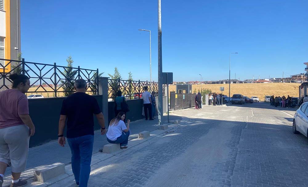 Öğrenciler İçerde, Veliler Dışarda Heyecan Yaşadı 