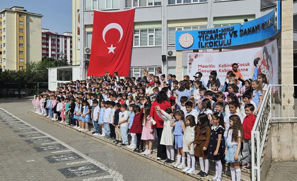 Öğrencilerden Anneler Gününe Özel Program 