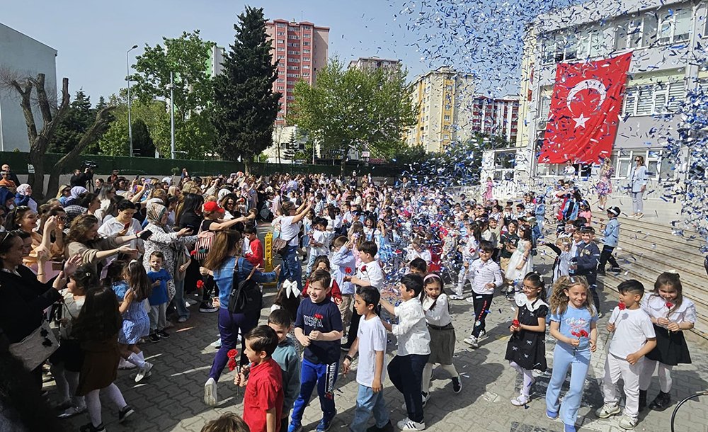 Öğrencilerden Anneler Gününe Özel Program 