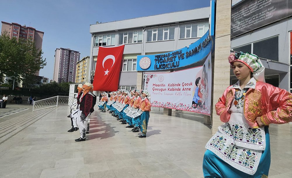 Öğrencilerden Anneler Gününe Özel Program 
