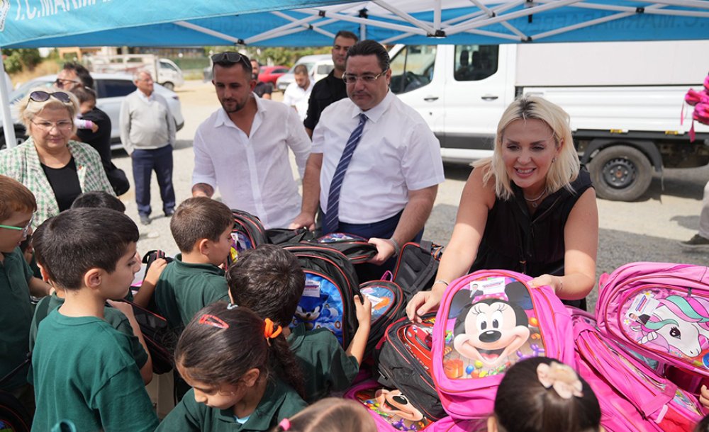 Öğrencilerine Çanta Ve Kırtasiye Desteği