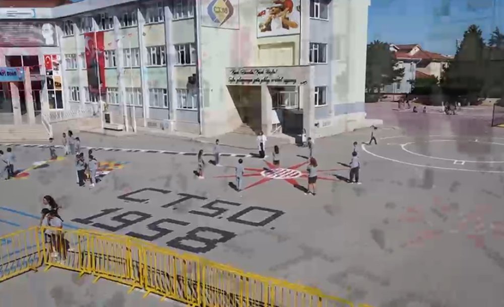 Okul Bahçesi Oyun Alanına Dönüştü