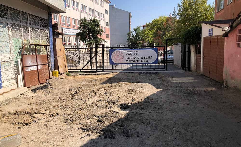 Okul Önü Kazılıp Bırakıldı