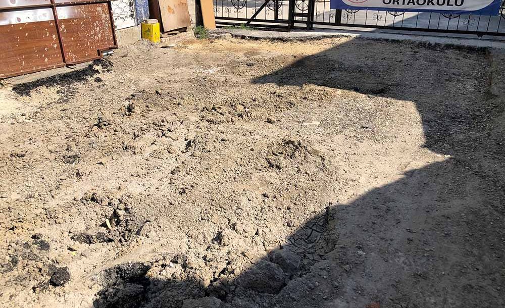 Okul Önü Kazılıp Bırakıldı