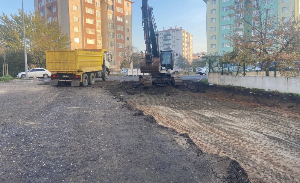 Okul Önündeki Yolda Düzenleme Yapılıyor