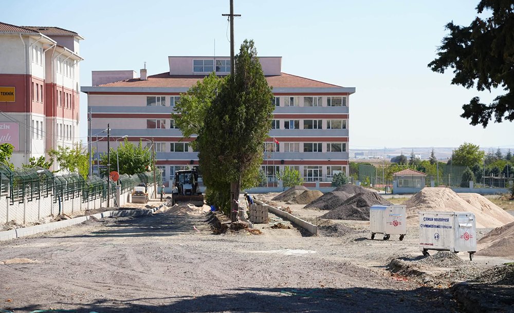 Okullar Bölgesi̇nde Yol Çalışmaları Sürüyor