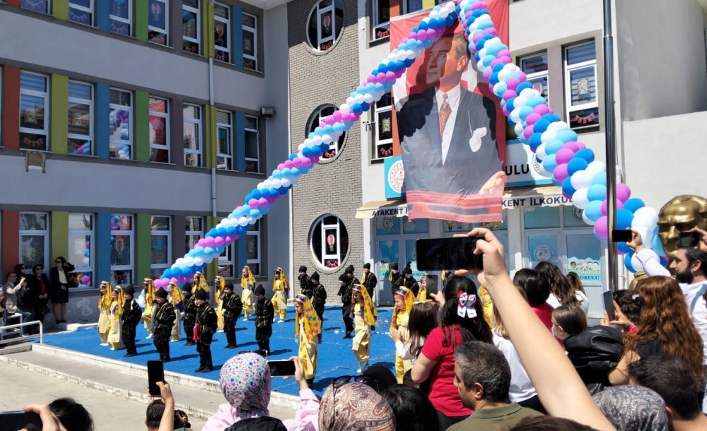 Okullarda 23 Nisan Kutlandı 