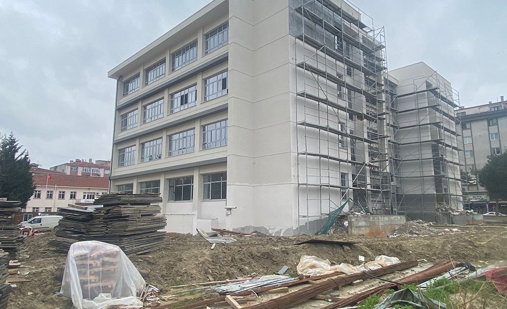 Okulun Dış Cephesi De Kaplanıyor 