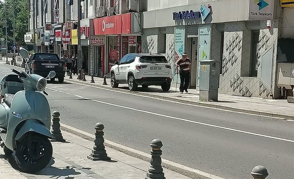 Önce Yolun Ortasına Sonra Kaldırıma Park Etti 