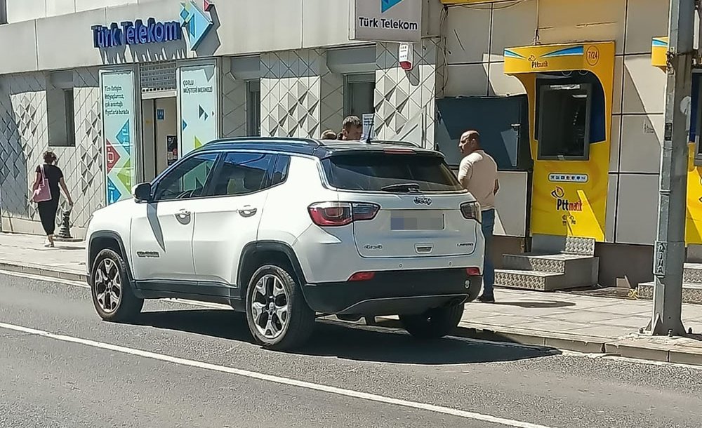 Önce Yolun Ortasına Sonra Kaldırıma Park Etti 