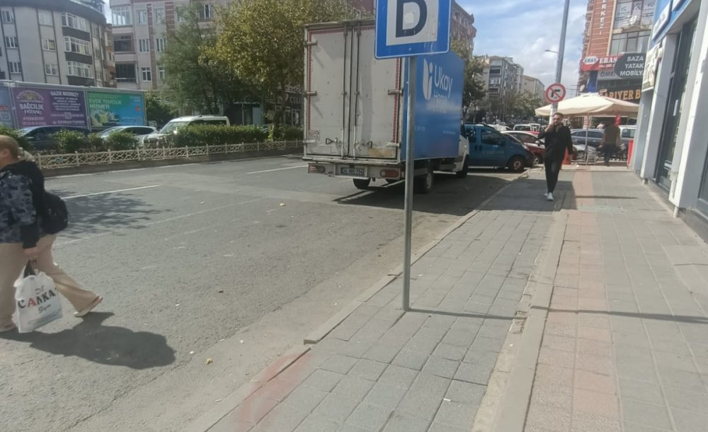 Otobüs Durakları İşgal Altında