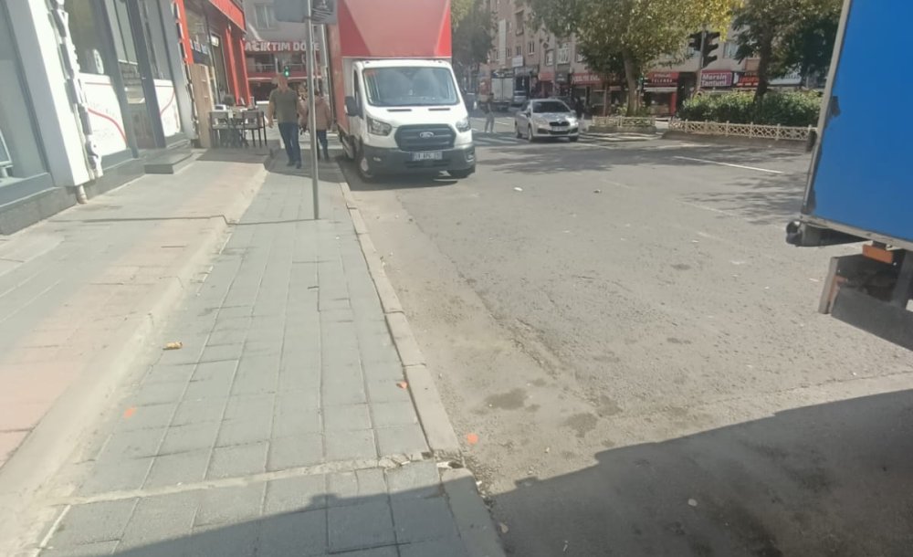 Otobüs Durakları İşgal Altında