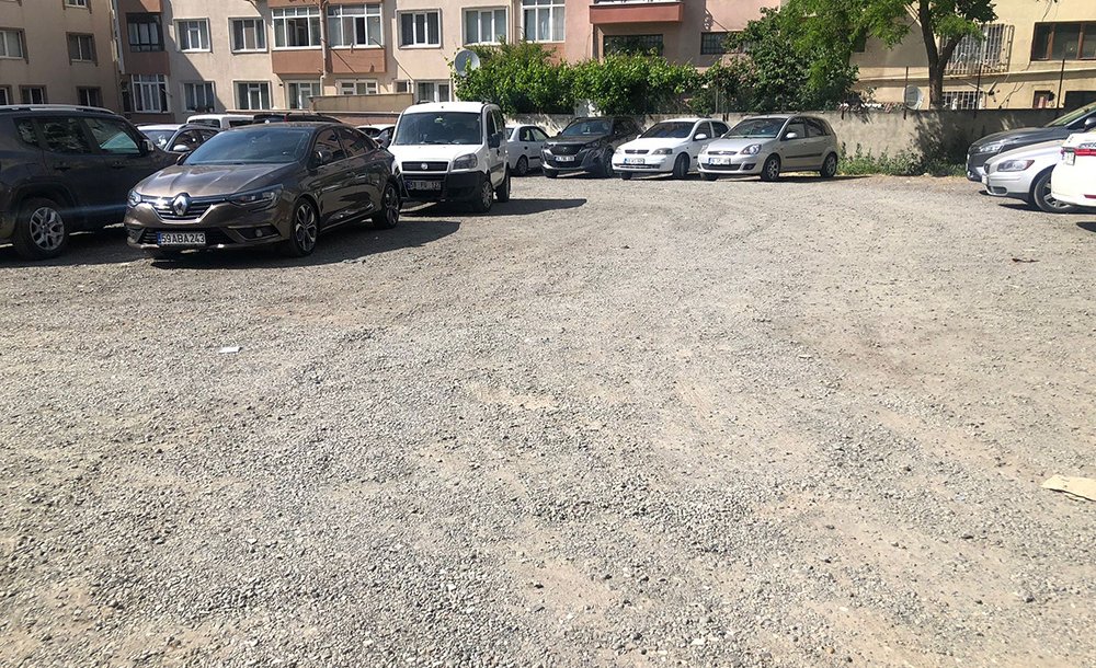 Otopark Toz Toprak İçinde 