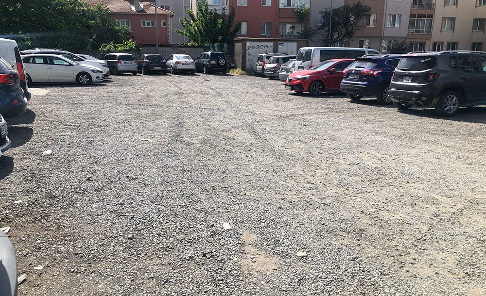 Otopark Toz Toprak İçinde 