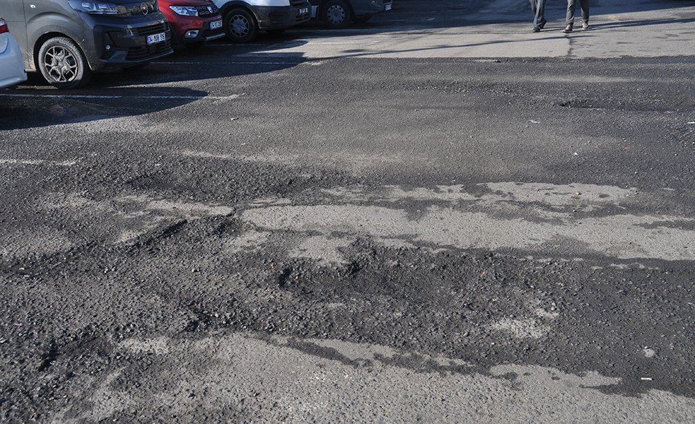 Otoparkın Zemininde Yine Çukurlar Oluştu 